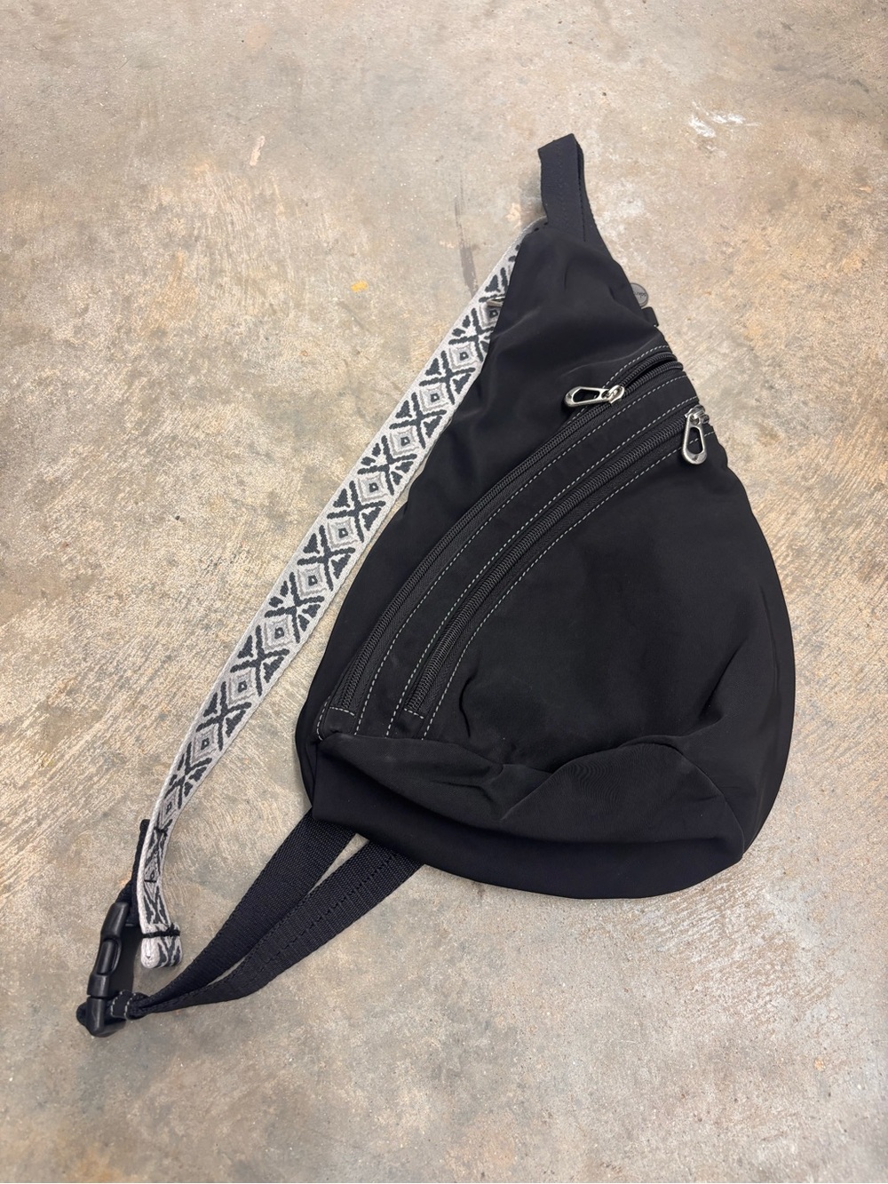SakRoots Sling Black Backpack Multi Pockets Hiking